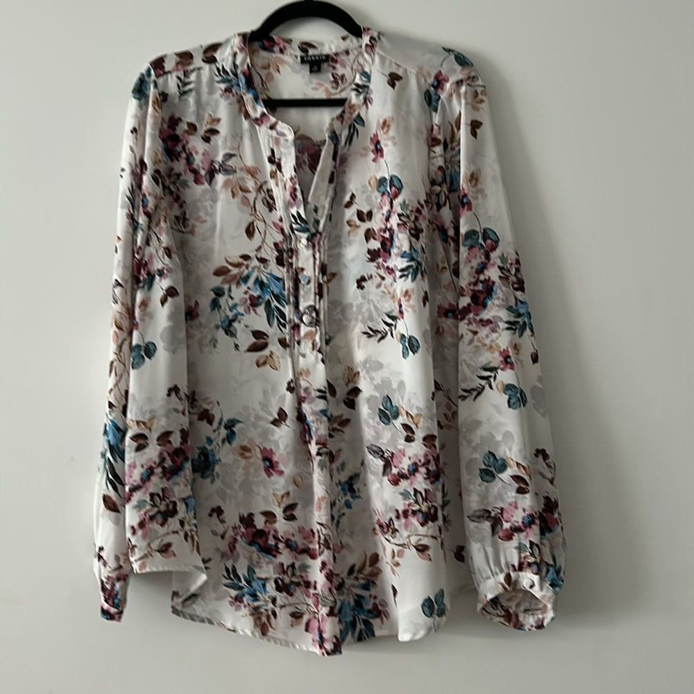 White Floral Georgette Pintuck Button Blouse Torrid 0 L 12 - Picture 7 of 10